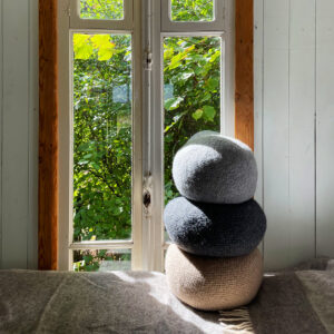 Das SOMOI-Kissen erinnert an einen Kieselstein und strahlt Ruhe und Wärme aus. Es kann als Sitzkissen, Meditationskissen oder Sitzerhöhung genutzt werden.